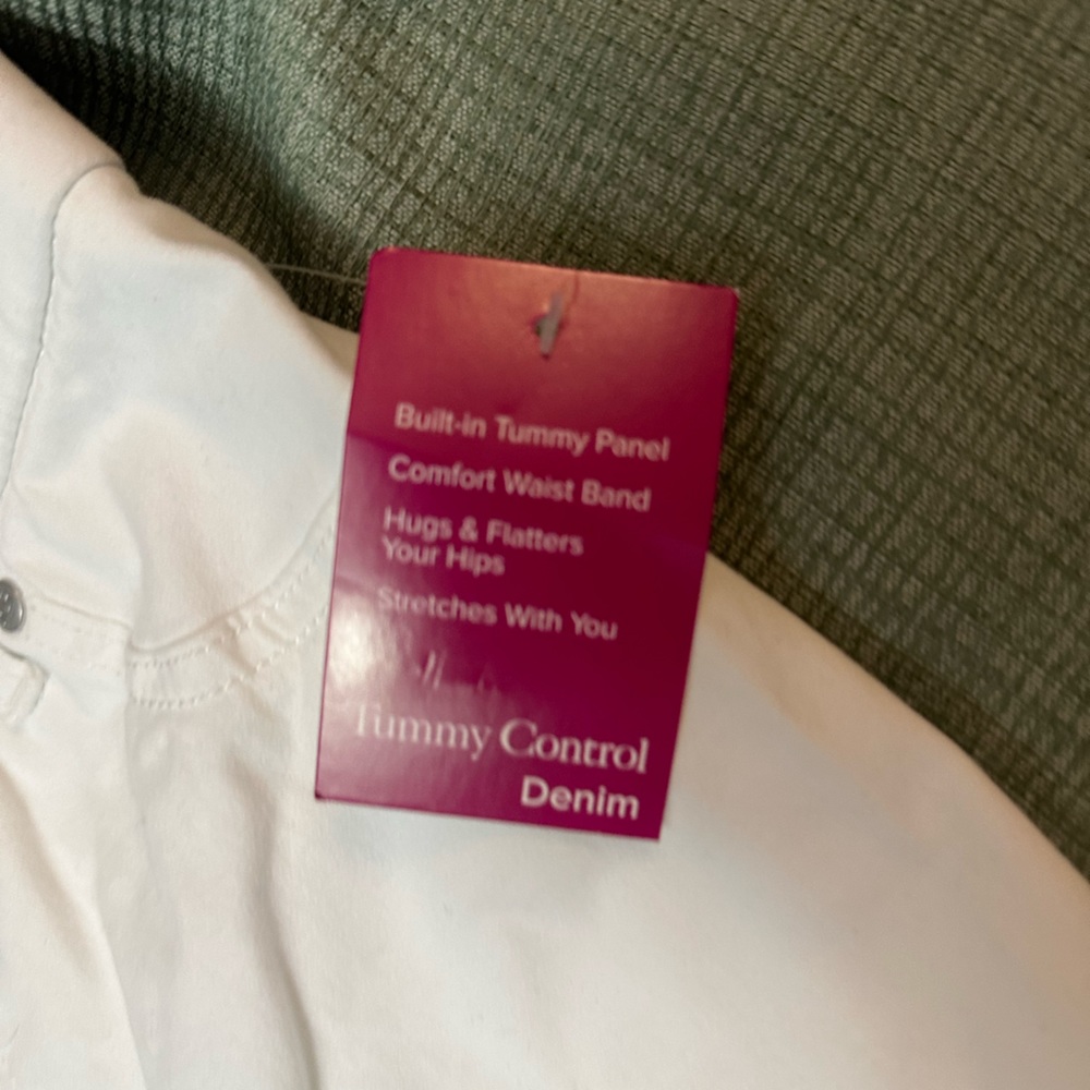 Kim Rogers white Bermuda shorts. Size 6. Elastic waist tummy control - Picture 3 of 7